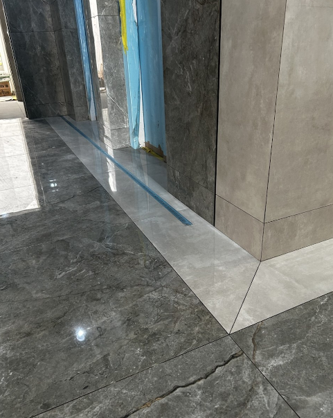 Corredor em porcelanato grafite
