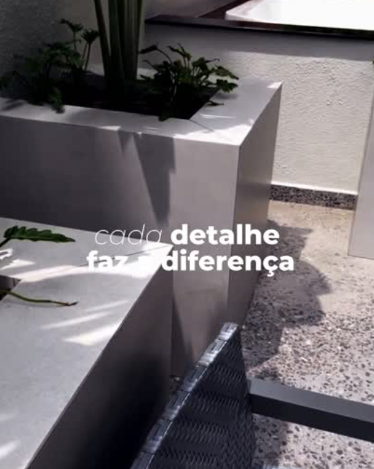 Detalhe de jardineira em porcelanato